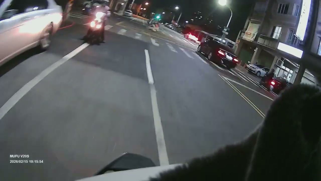 屏東市大武路333號多部汽車佔用機車道。