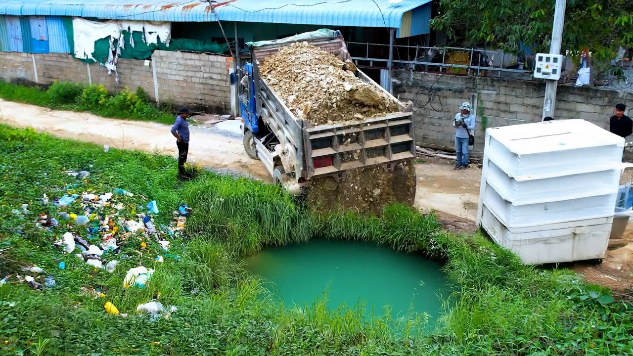 Well done for bulldozer D20A bushing stone filling the flood water land
