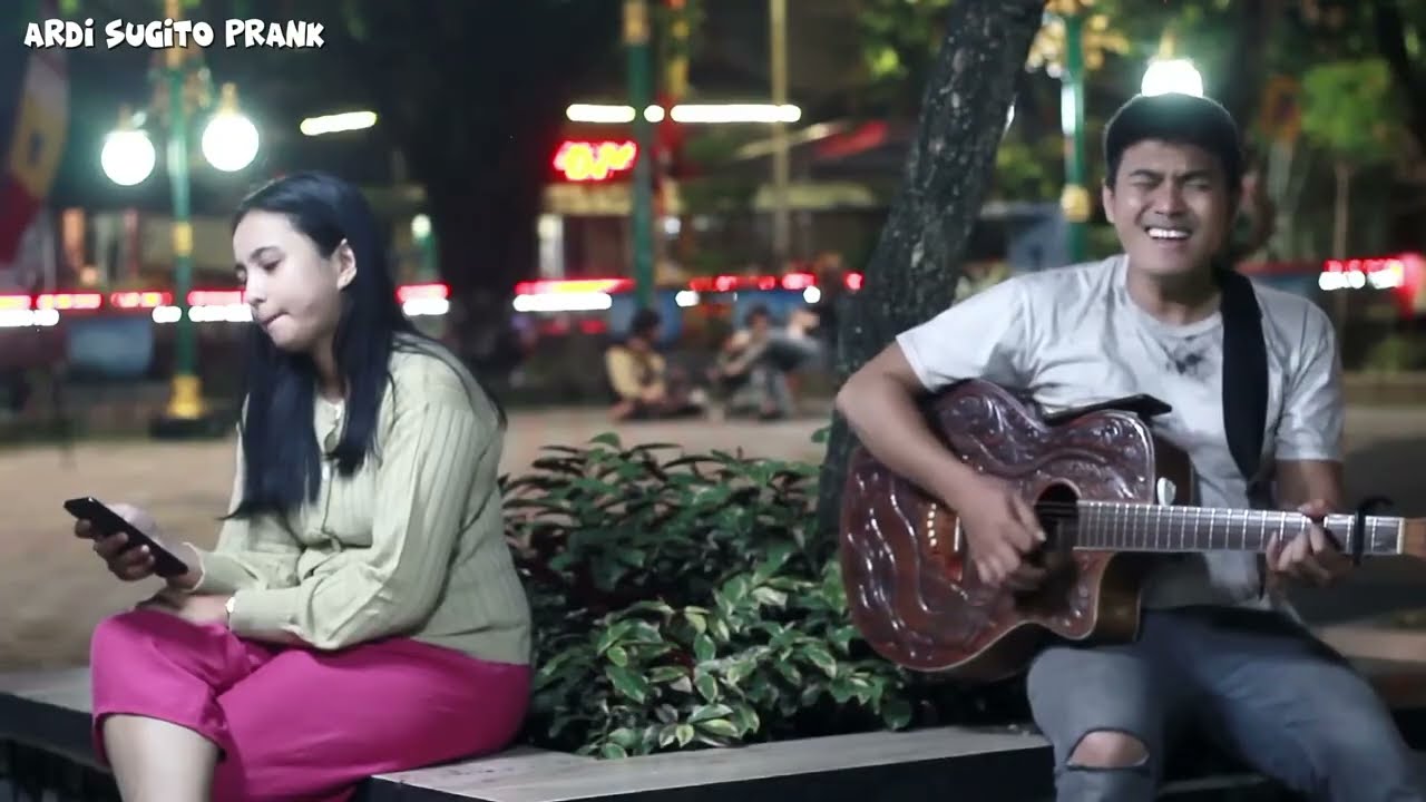 PRANK INDONESIA ! PENGAMEN JALANAN BIKIN CEWEK CANTIK INI RISIH TAPI ENDINGNYA NYESEK