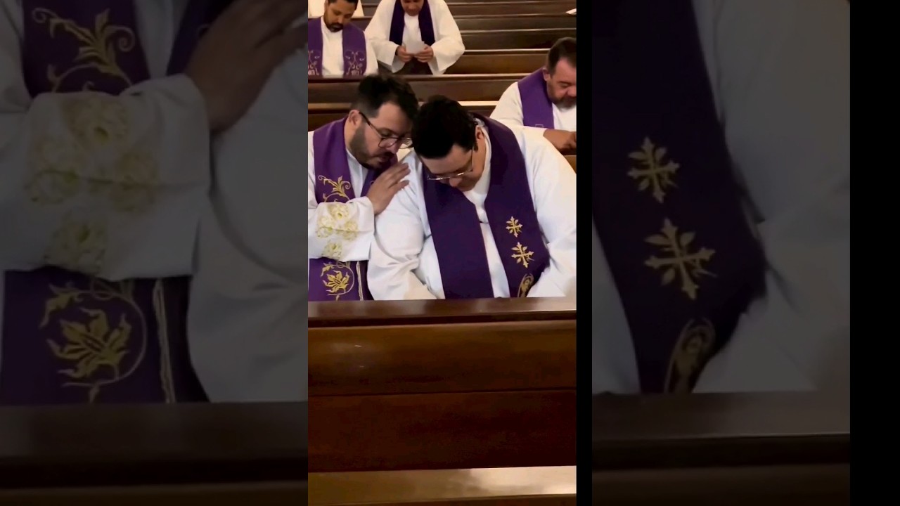 O padre se confessa com outro padre. #padre #cat&oacute;lico #seminaristas