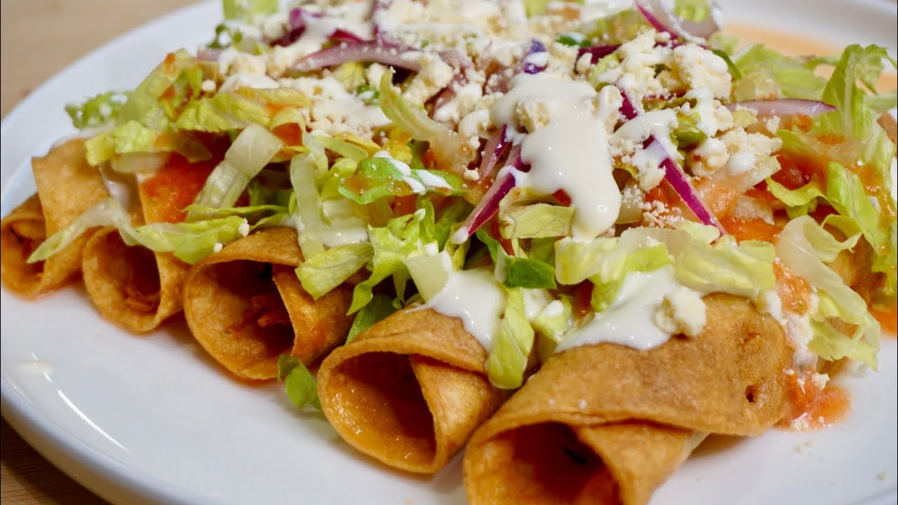 Taquitos dorados de pollo y papa/ salsa y cebolla curtida. #cocinadeignacio #tacos #taquitosdepollo