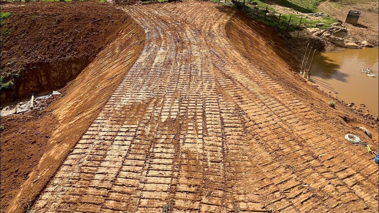 CENAS FORTES …Como fazer acabamento perfeito com ESCAVADEIRA HIDRÁULICA na taipa da LAGOA 