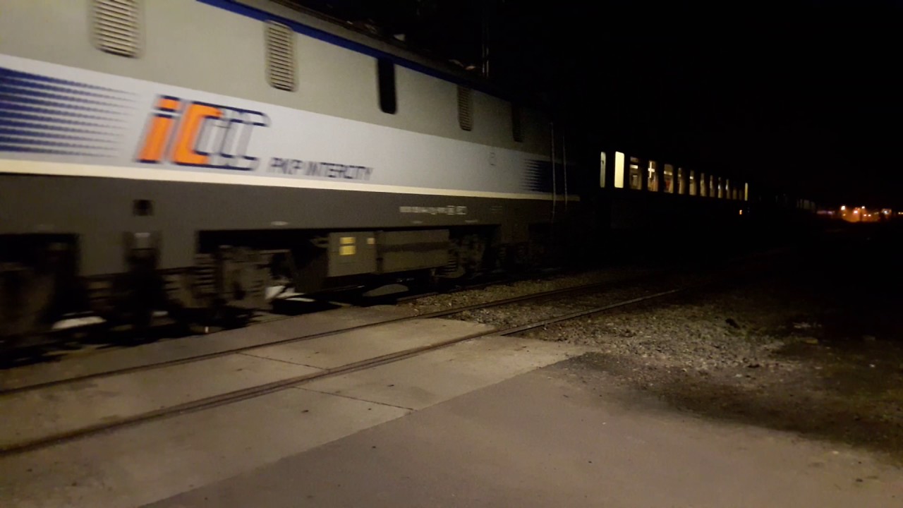 EP09 - 018 z IC PRAHA przejeżdża przez stację Łaziska Średnie w stronę Tych. Rp1