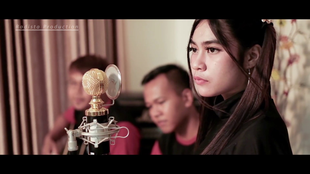 Alvi Ananta - Bergelayut Rindu [ Official Music Video ]