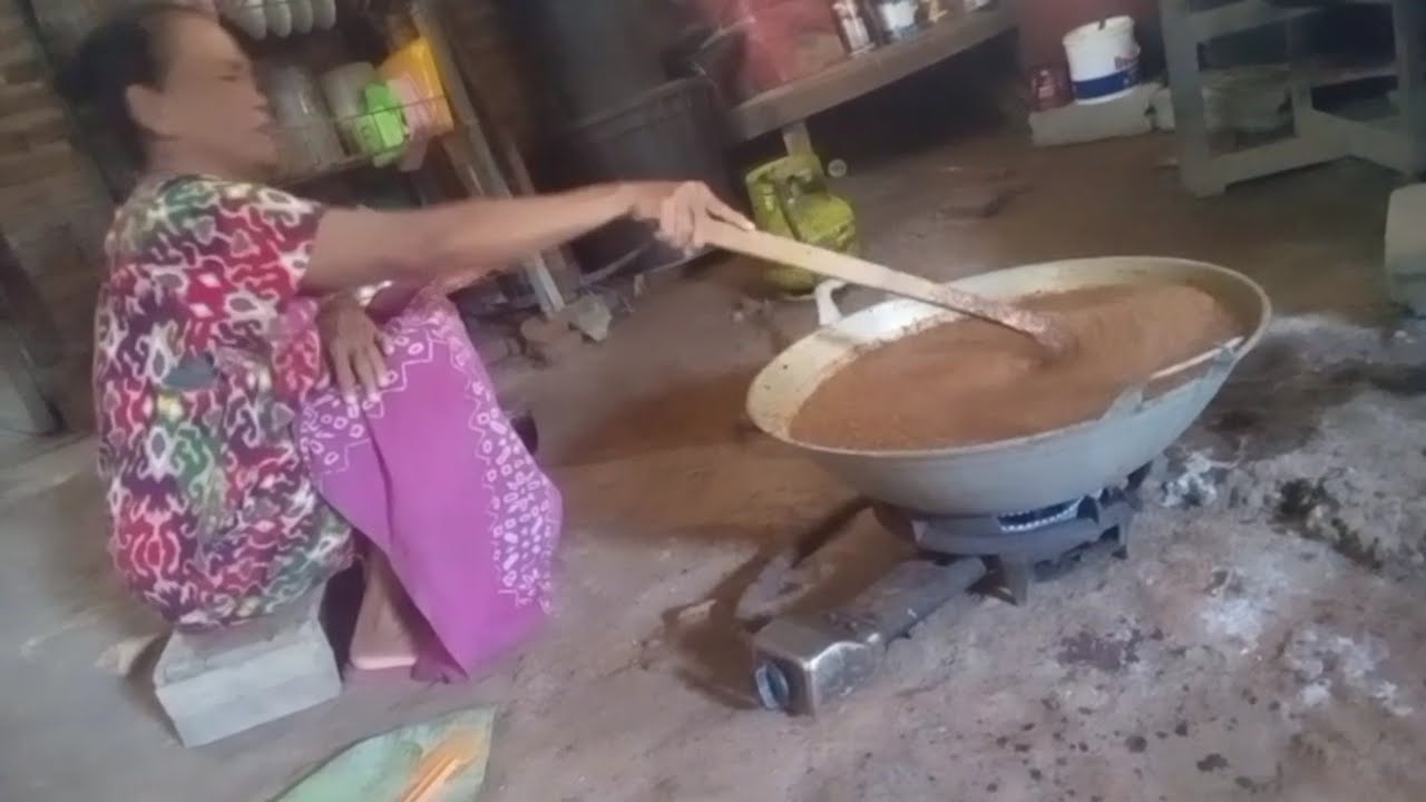 Proses pembuatan jajan tradisional untuk menyambut hari raya idul Fitri,hidup di desa pedalaman 