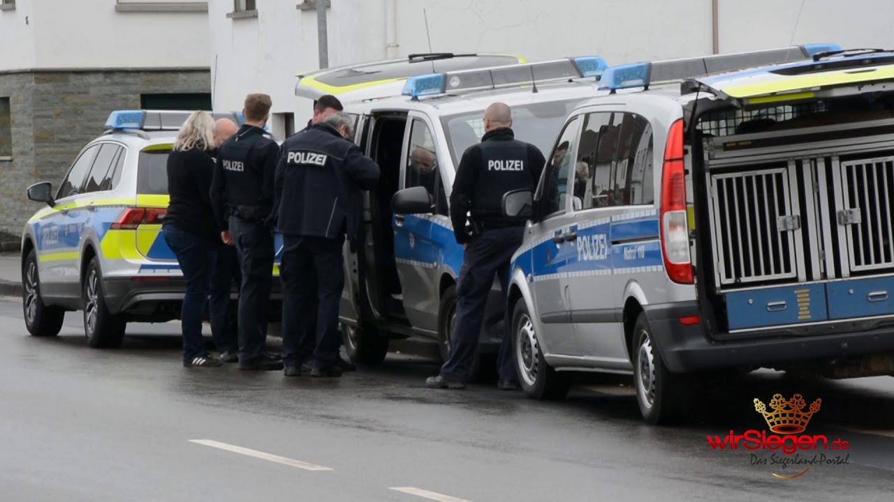 Video: Mann mit Messer bewaffnet - Polizeieinsatz mit Schusswaffengebrauch