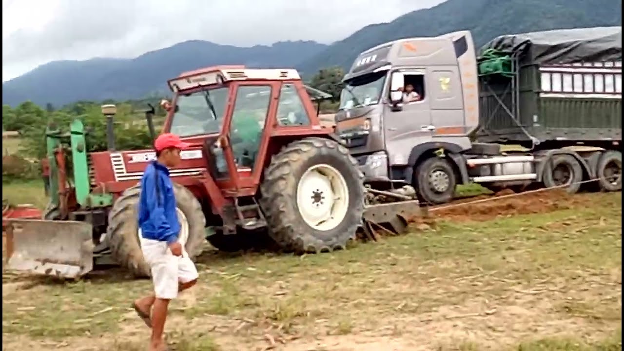 fiat 100-90 john deree 6100 và massey Ferguson kéo xe chở dưa bị lún