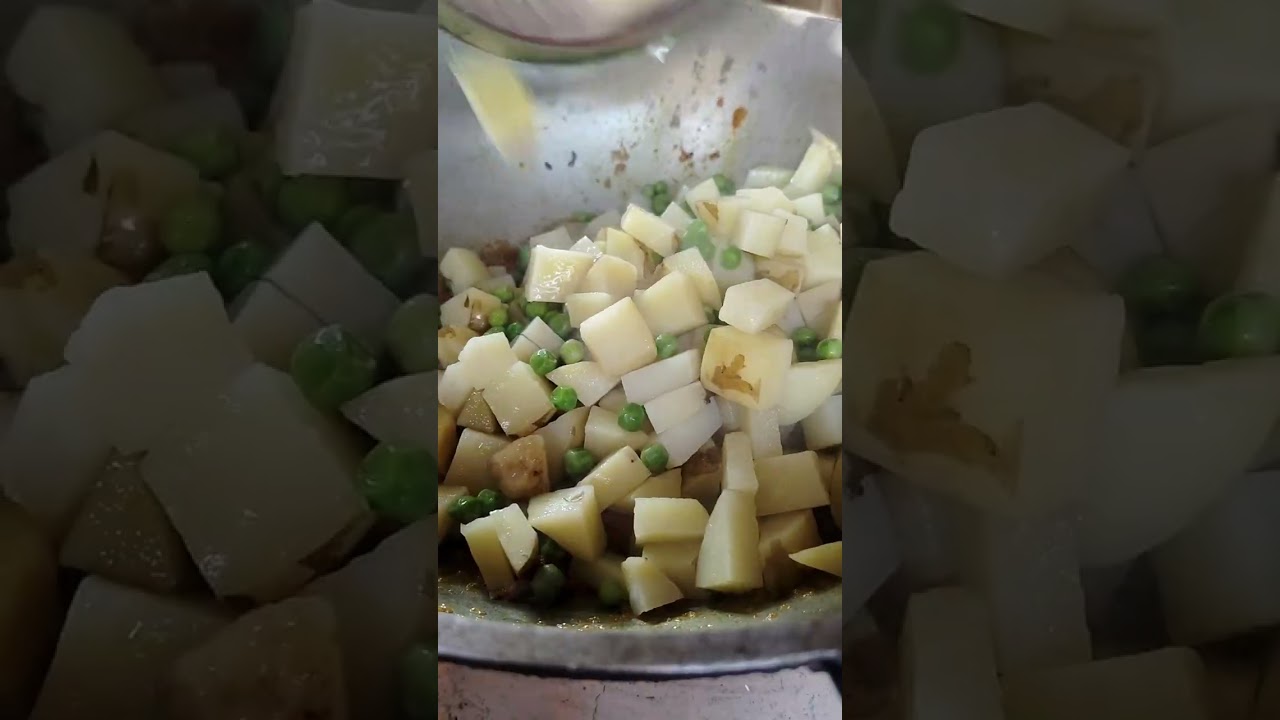 আজ কের মেনু মটর আলুর তরকারি। @TakurdasChowdhury 