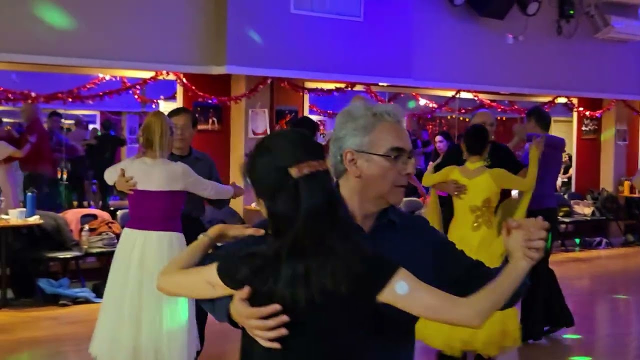 週日晚迎春舞会很熱鬧，大部分人常交換舞伴! Bay Area's friendly ballroom party!