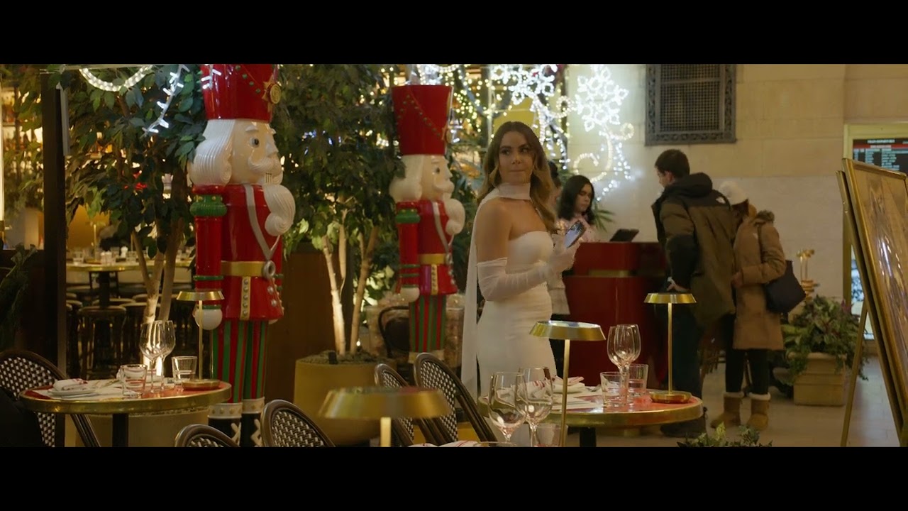 Nikon Zr + Sirui Anamorphic RED RAW 6K Video: New Year's Eve in Grand Central Terminal