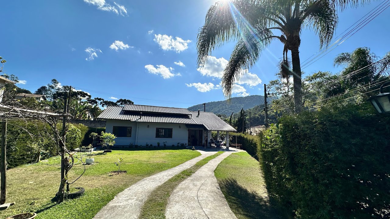 CASA À VENDA EM TERESÓPOLIS, LINEAR, 3 QUARTOS SENDO 1 SUÍTE, EM CONDOMÍNIO. R$870.000,00. ❌VENDIDA❌