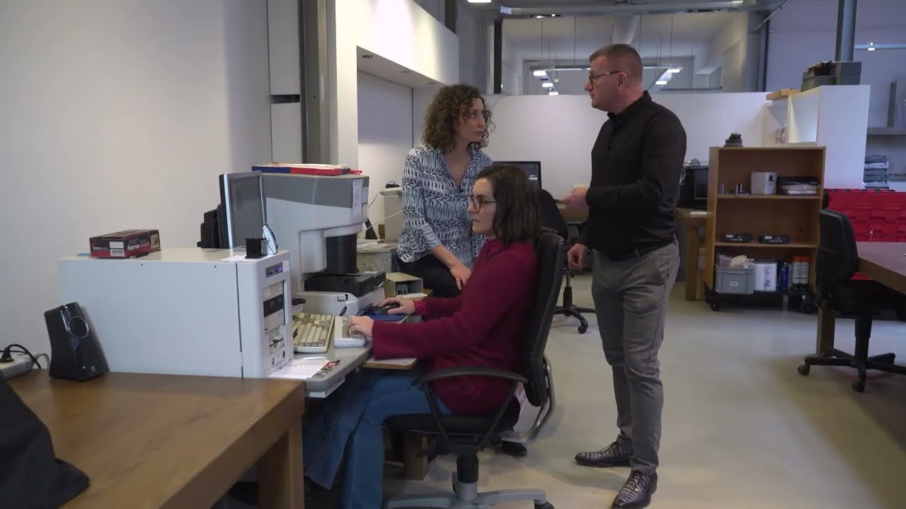 Rondleiding op de foto/dia/negatieven afdeling bij Trigger.