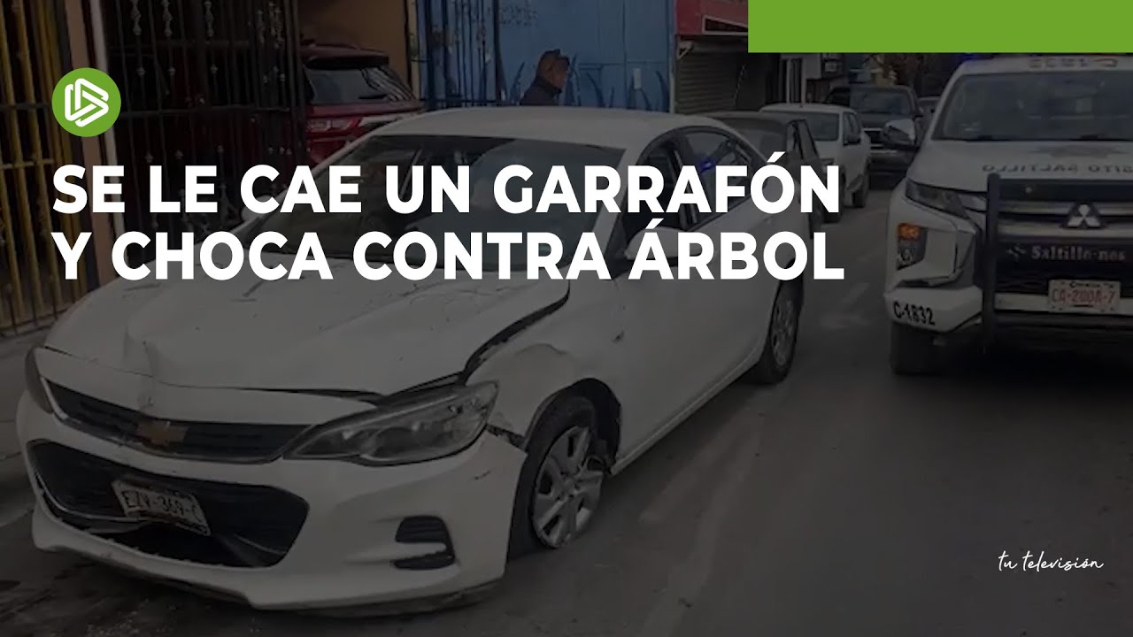 Se le cae un garrafón y choca contra árbol