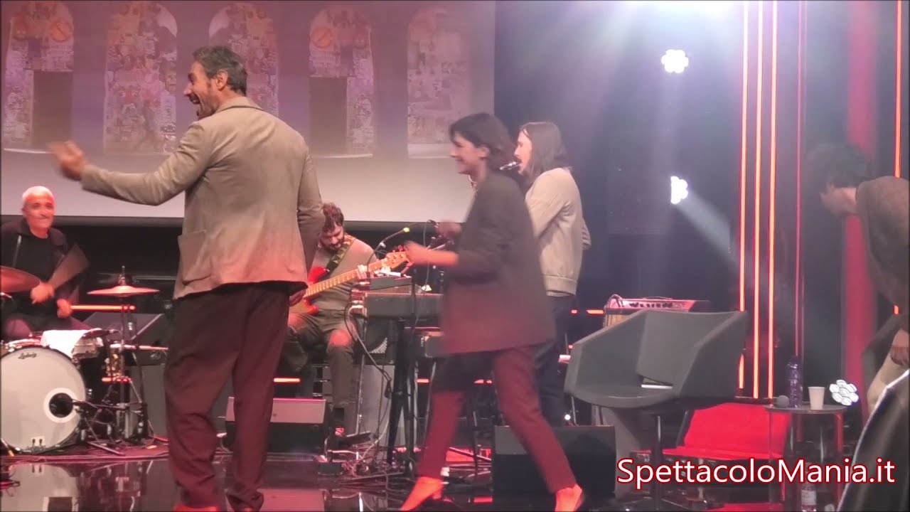 Maria Chiara Giannetta, Giuseppe Zeno, Pierpaolo Spollon ballano alla conferenza stampa di Blanca