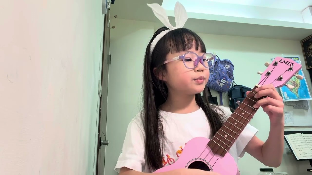 Happy New  Year (the ukulele)烏克麗麗 （7Y6M18D by Shiny)