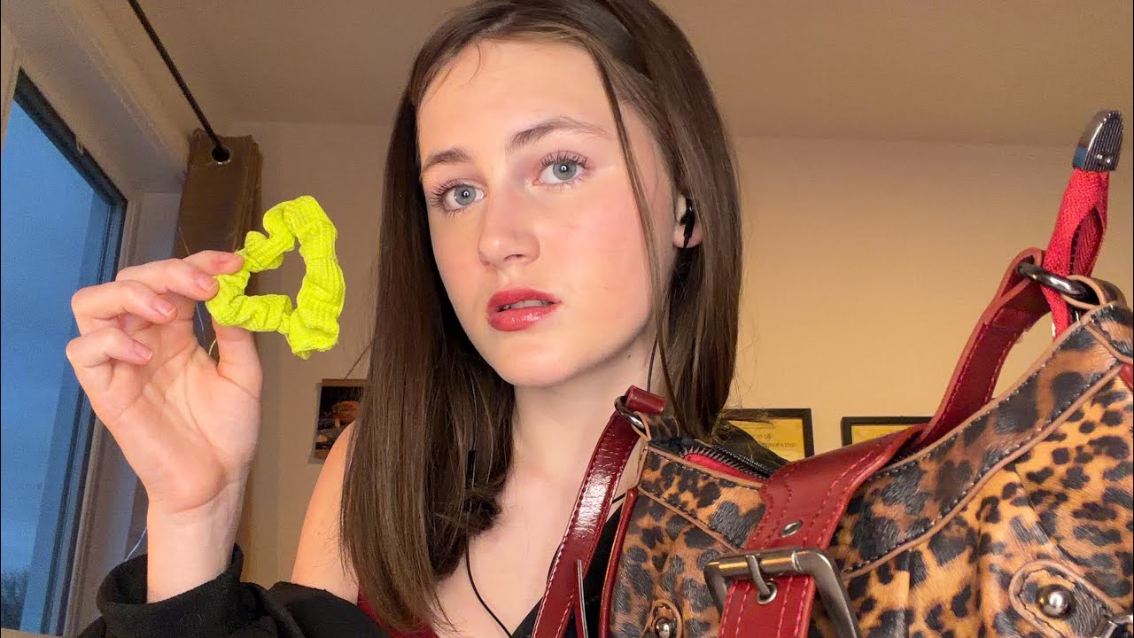 ASMR POV: La peste fouille dans ton sac à main avant que le cours commence…😈