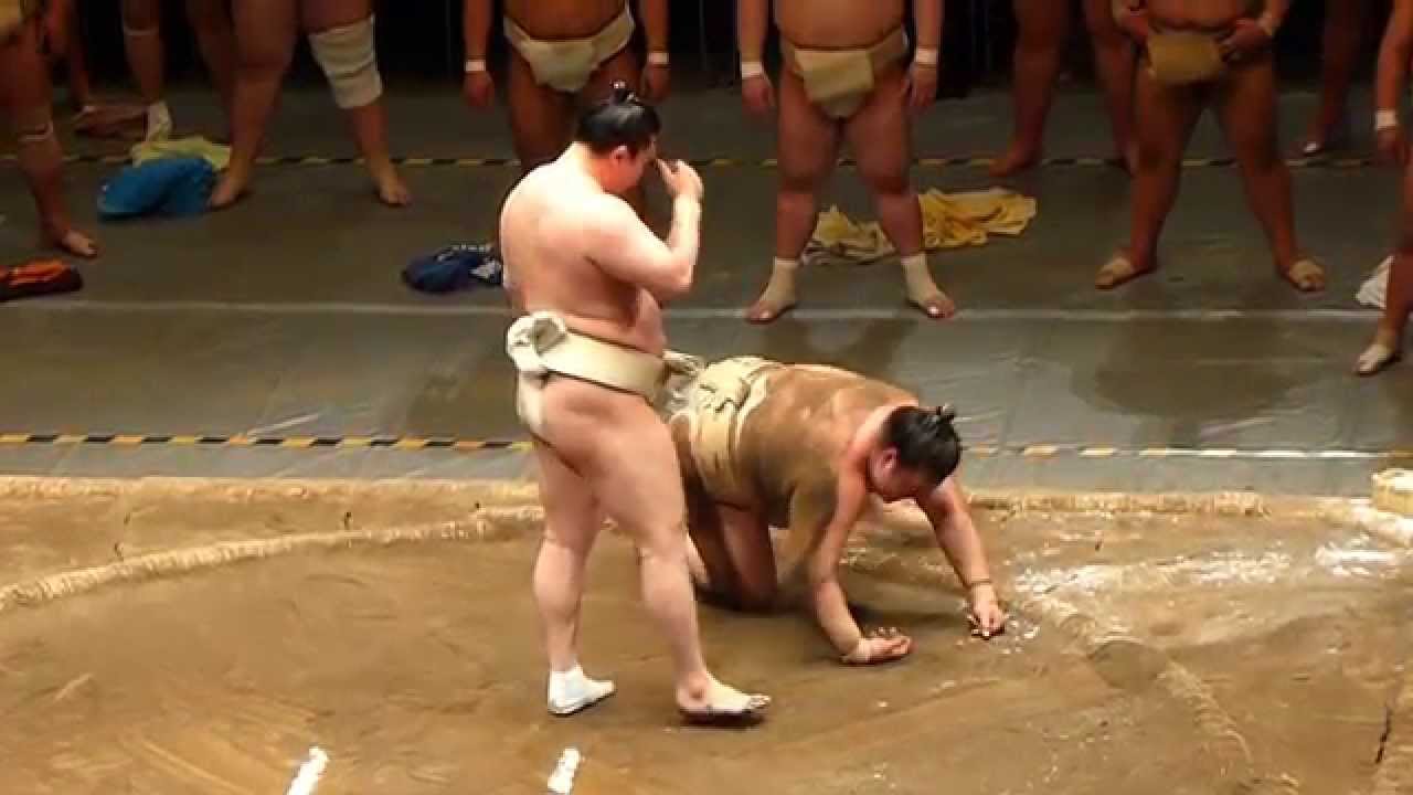 異例すぎるっ！横綱白鵬、稀勢の里にぶつかり稽古で「活」を入れる（2014年4月29日　公開稽古総見　Keiko-Soken in Kokugikan)