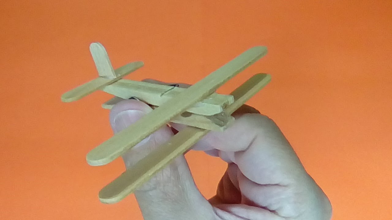 Como fazer um avião de madeira com pregador de roupas e palitos
