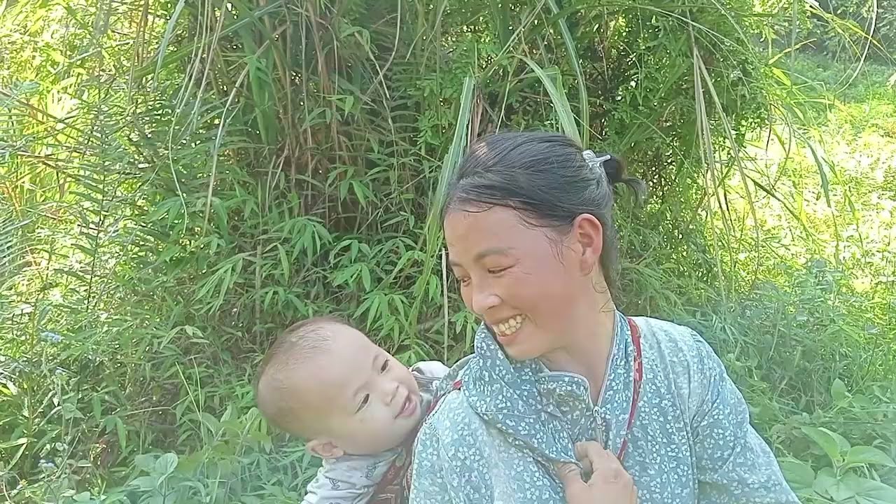A single mother's hut making session-L&yacute; xu&acirc;n ca
