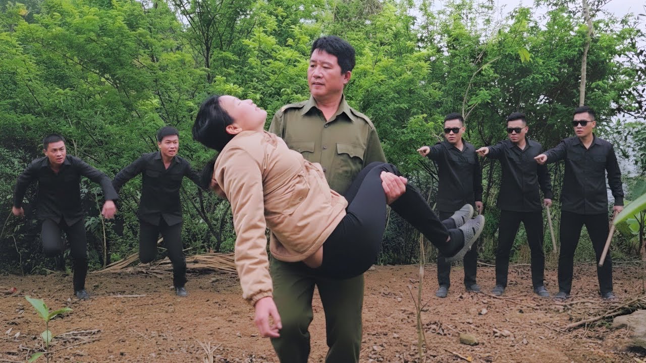 police officer fights against a criminal gang to rescue and protect  single mother.