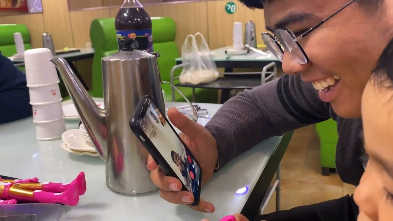 全家人连续忙活两天，小菲请大家下馆子，一家人有说有笑真开心