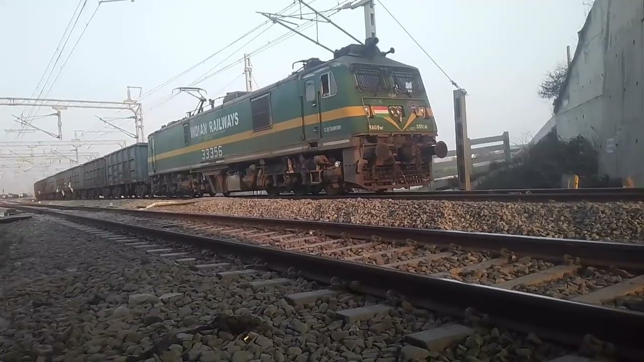 Sikandra bad express train arrive on ashansol junction 