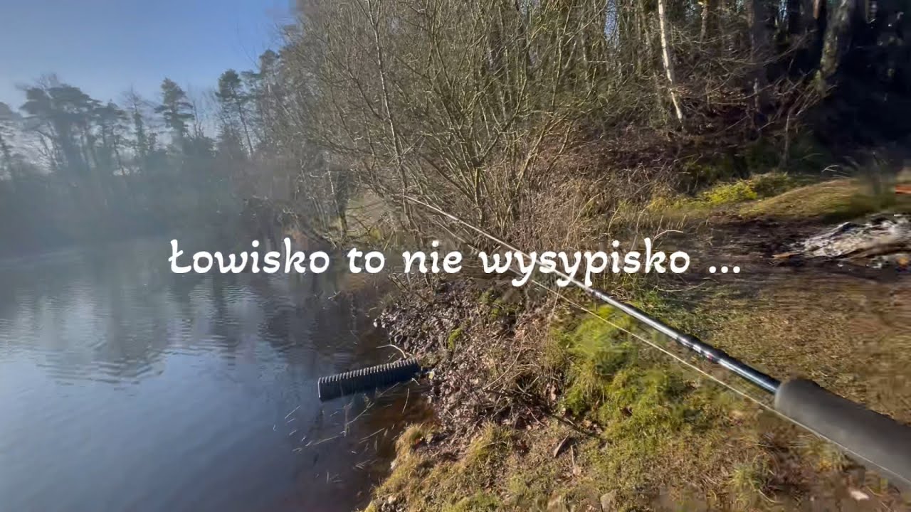 Śmieci i krystalicznie przejrzysta woda / słoneczny spinning w starym kamieniołomie  