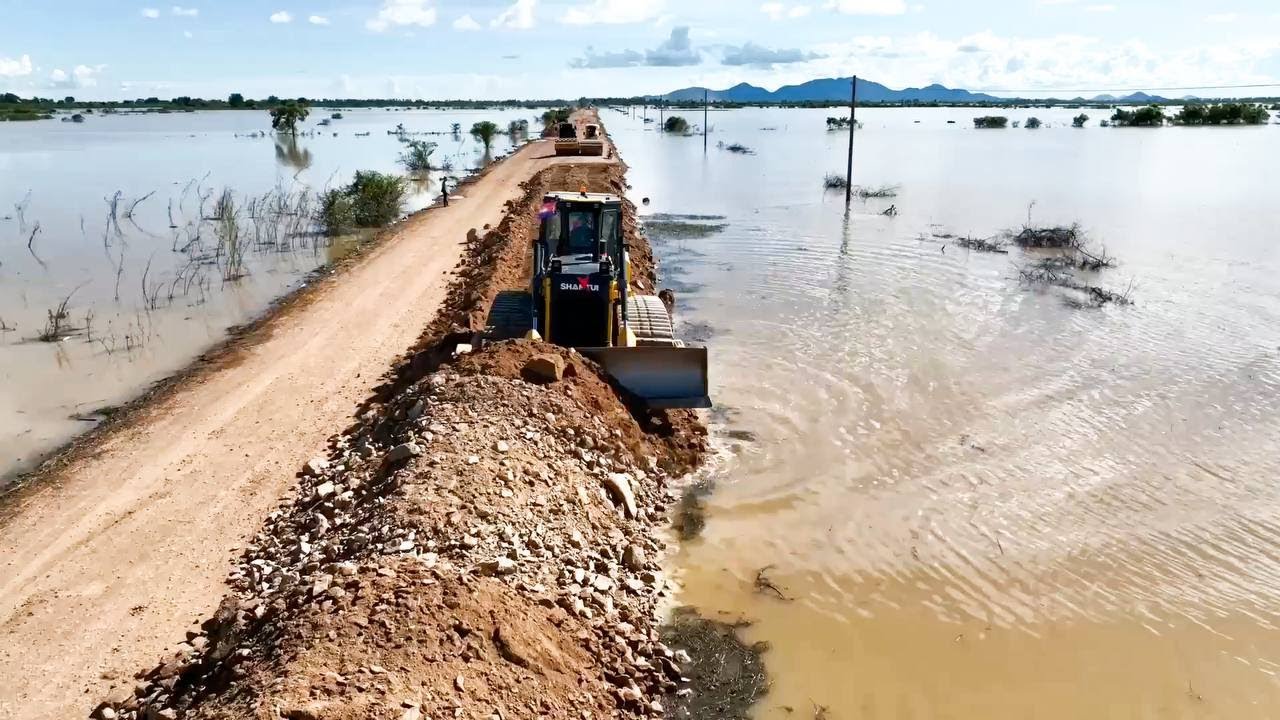 SHANTUI BULLDOZER CLEARING ROCK REPAIRING THE ROAD