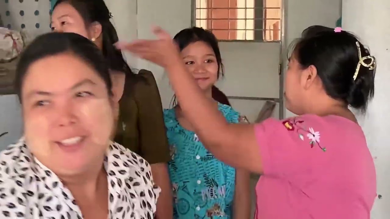 ဇိနသုခချမ်းသာရစေတီတော်မြတ်ကြီး၏ထီးတော်တင်မဂ်လာ အလှူဒါယကာ  နာဥာဏ်အေးz+မိဝင်းမာချိုမိသားစု