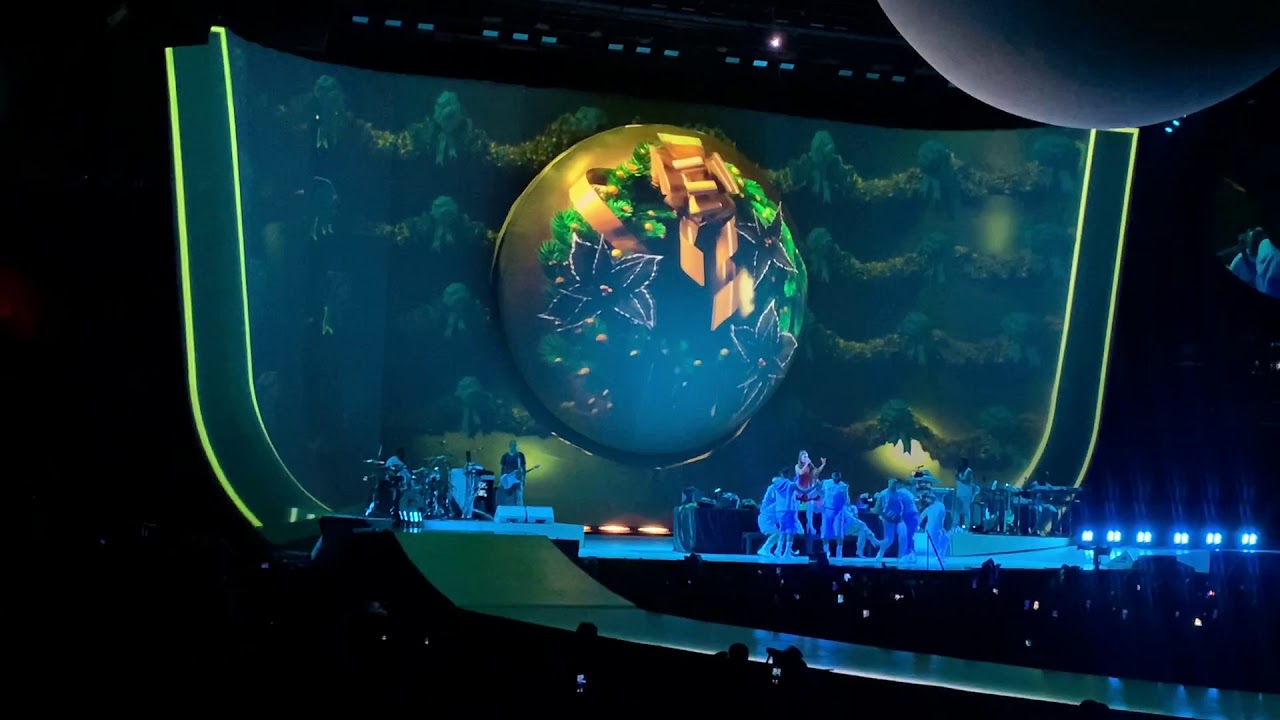 Ariana Grande- Sweetener World Tour Phoenix- Christmas N Chill
