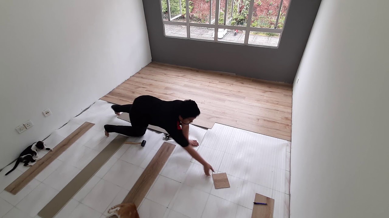 Lantai SPC LaFloor Dipasang secara DIY.