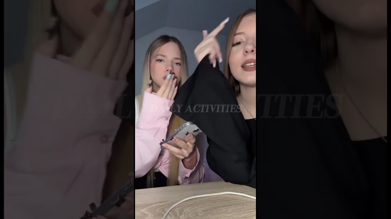 активность 😱две очень красивые молодые девушки