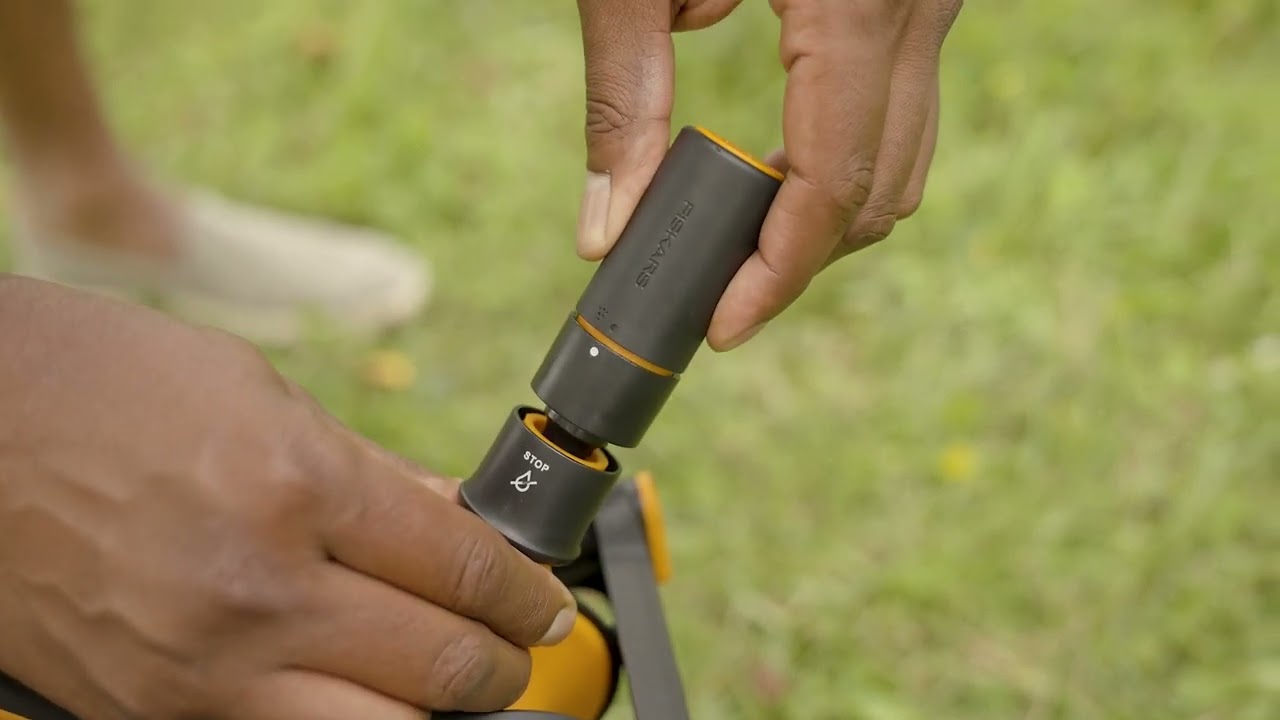 Hoe gebruik je de Fiskars Slanghaspel XL handmatig