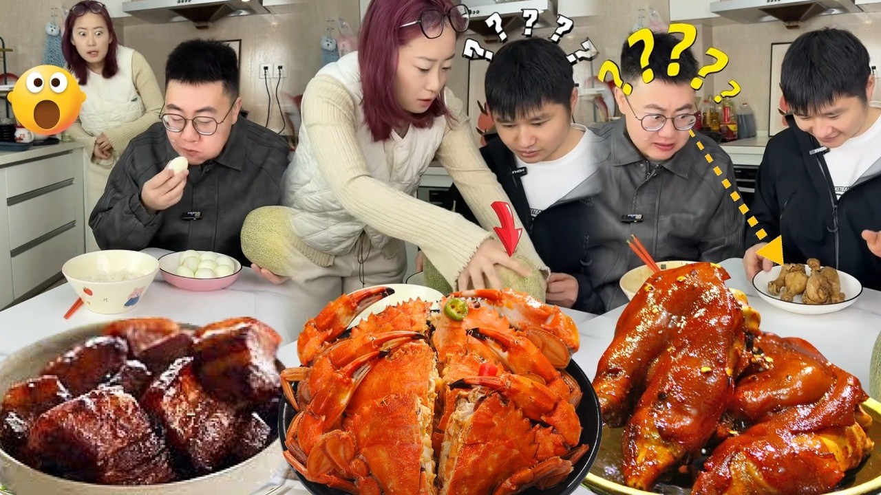 蠢哥哥偷吃掉弟弟的鸡蛋不料妈妈看到案发现场和弟弟联手套路哥哥，哥哥果然成功上当，最后哥哥看到本是空的瓜皮里出现了烤鸡腿人都懵了
