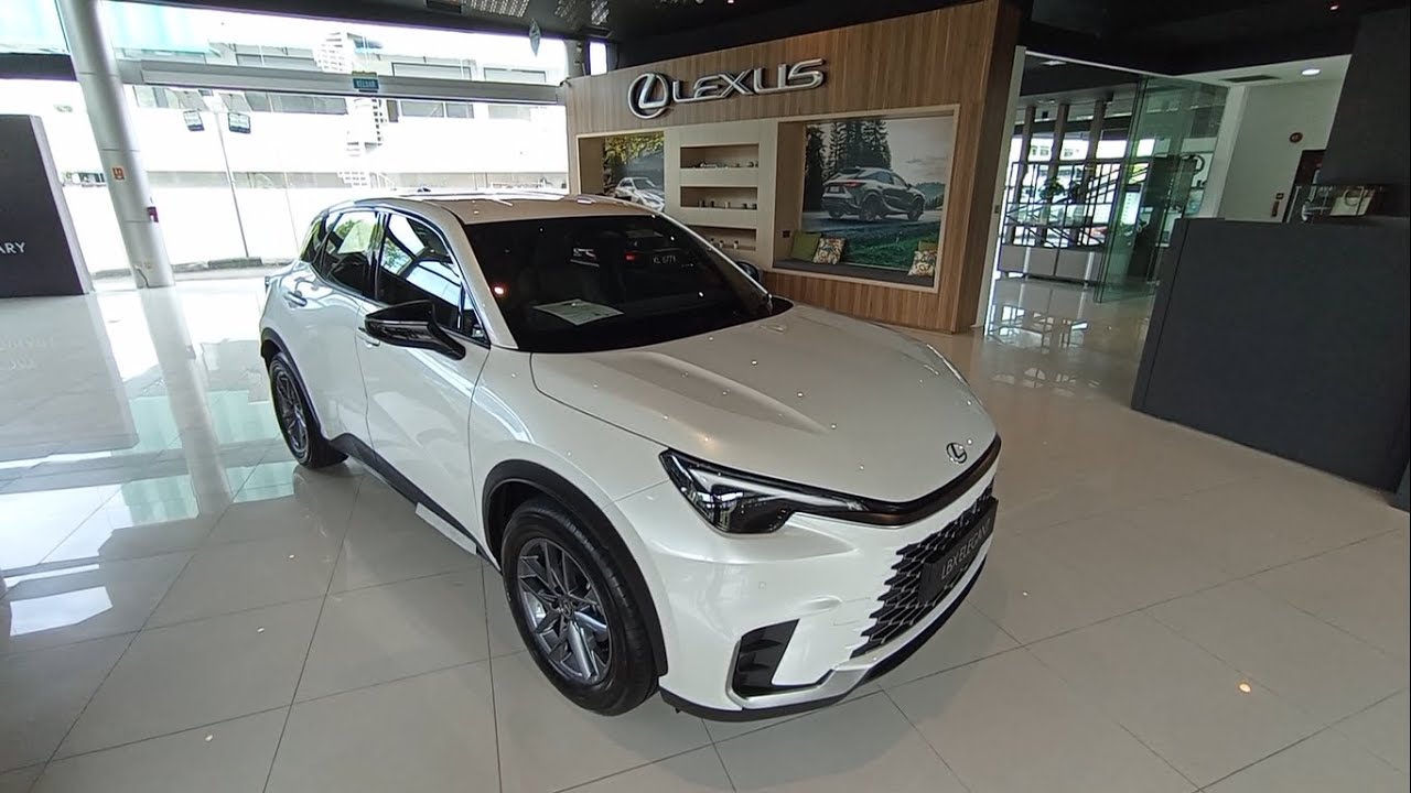 Lexus LBX Elegant HEV 1.5 eCVT Sonic Quartz White (AY10) walkaround (Brunei)