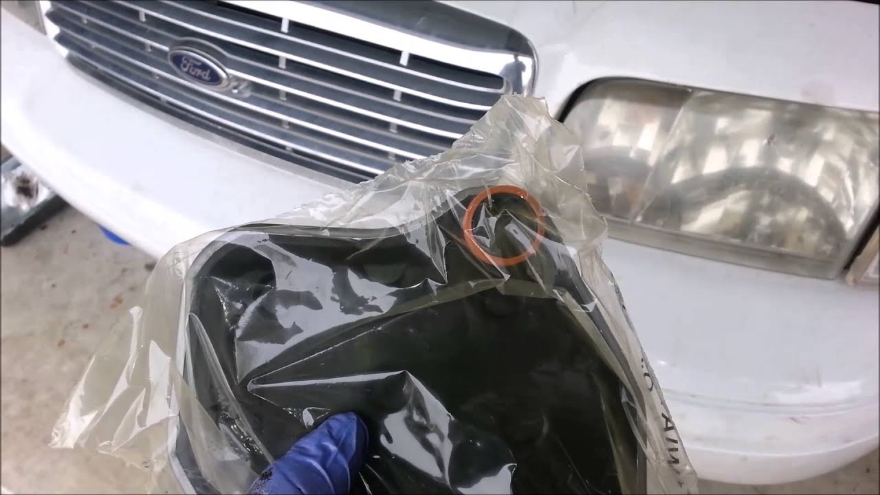Замена трансмиссионной жидкости в автомобиле Ford Crown Victoria 2001 года выпуска.