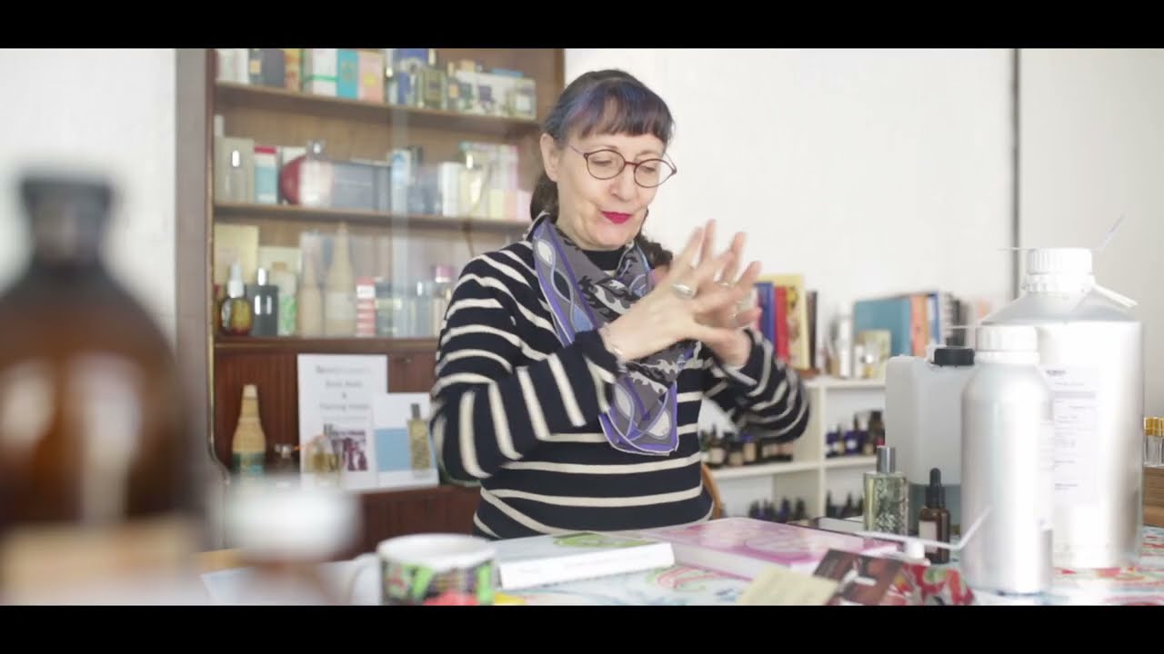 Making perfume: THE MYTH OF THE NOTES PYRAMID