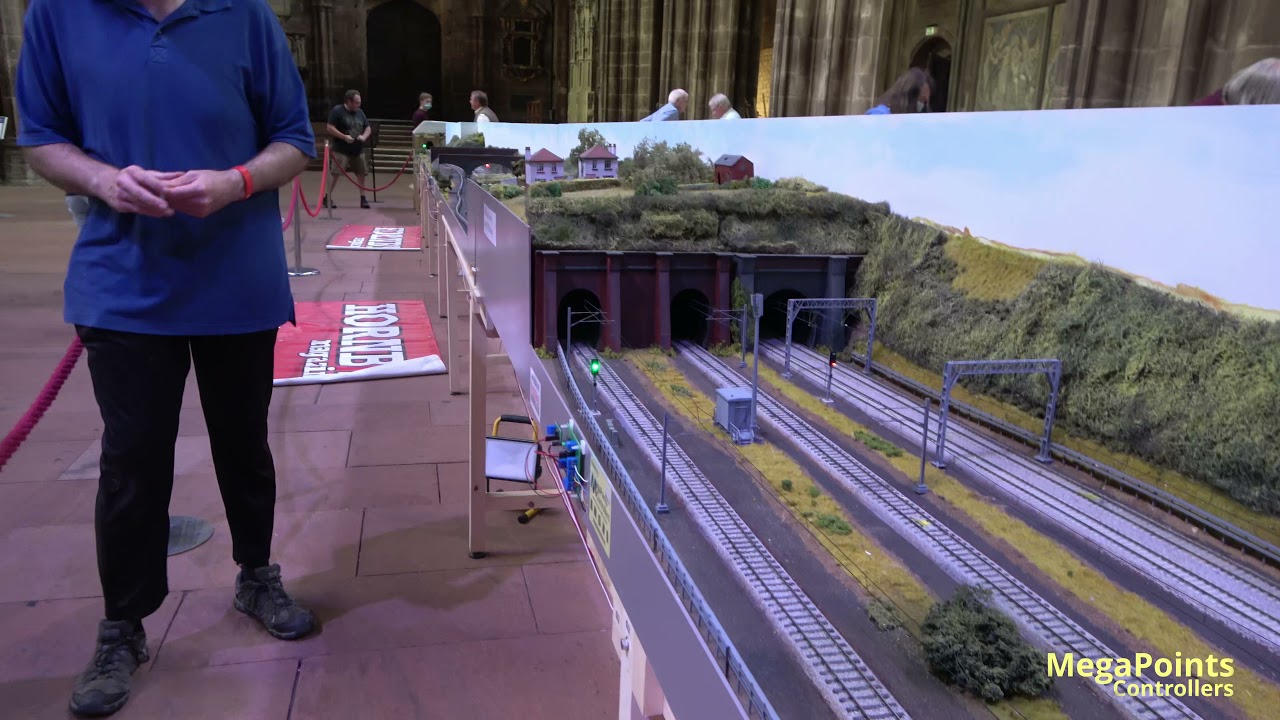 Pete Watermans new OO gauge layout &ndash; four aspect signal overview