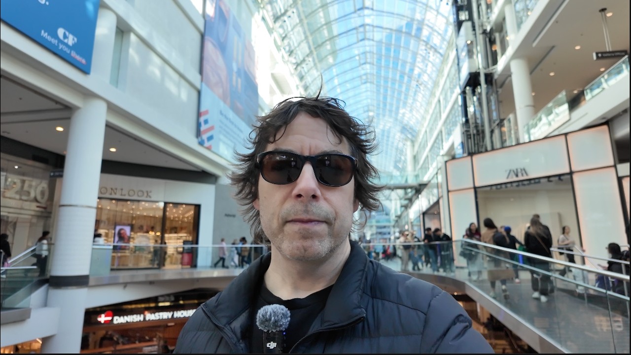 Toronto LIVE: Exploring The City On A Soggy & Foggy Wednesday Evening
