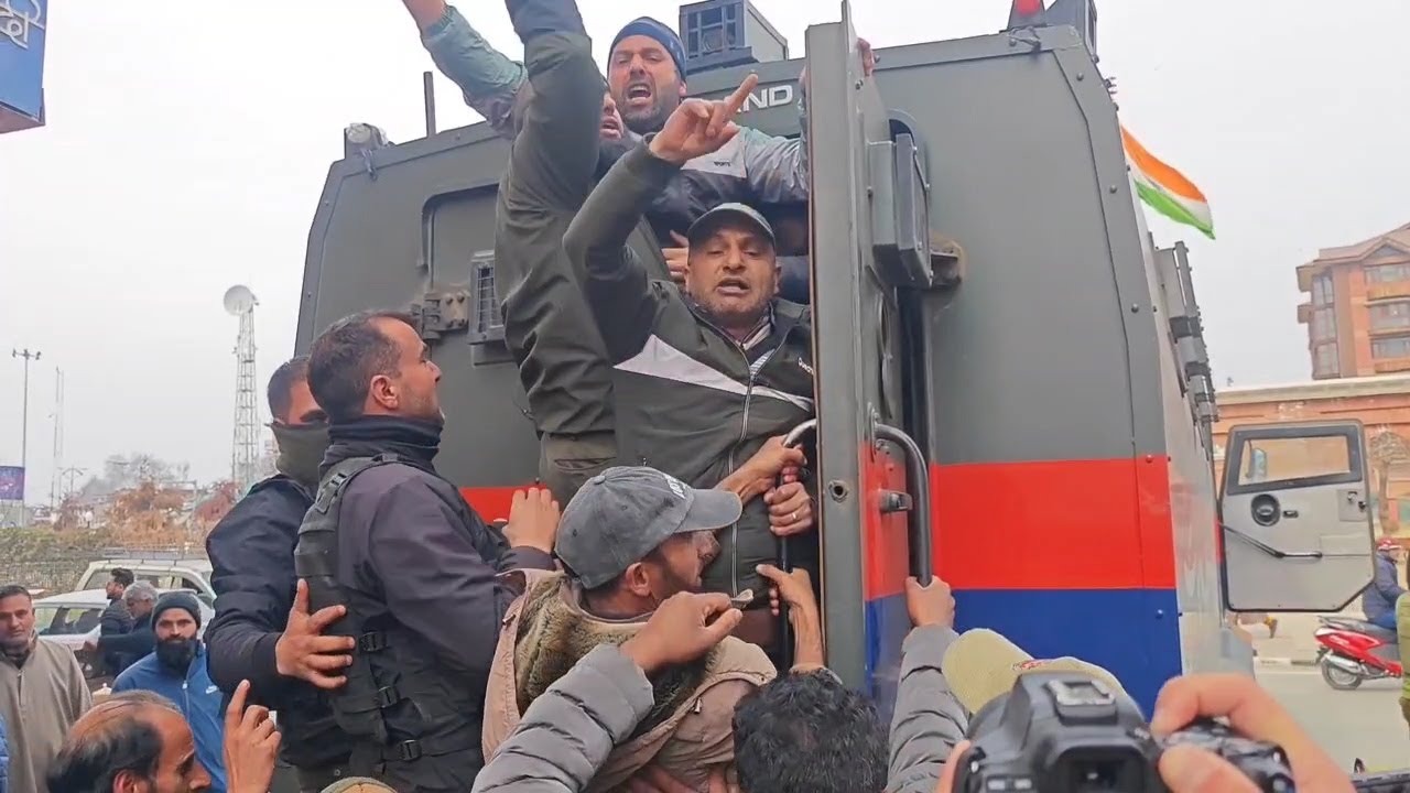 Police foil daily wagers' protest in Srinagar