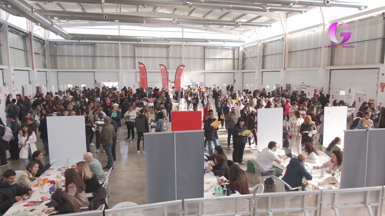 Hoy en La Tarde con Cristina estamos en la FERIA de EMPLEO de AZUQEUCA de Henares | GuadaTV Media