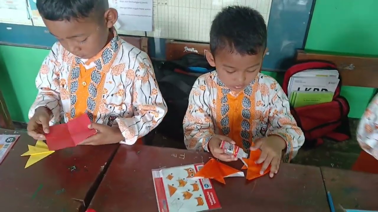 Belajar Origami ( melipat kertas menjadi aneka hewan_Kelas 1
