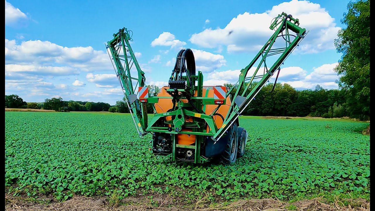 Deutscher Landwirt beim Spritzen mit AMAZONE UF 1201 und CASE 4210