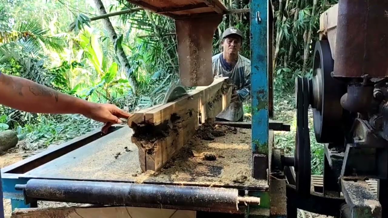 PENGGERGAJIAN KAYU JATI YANG RUSAK PARAH