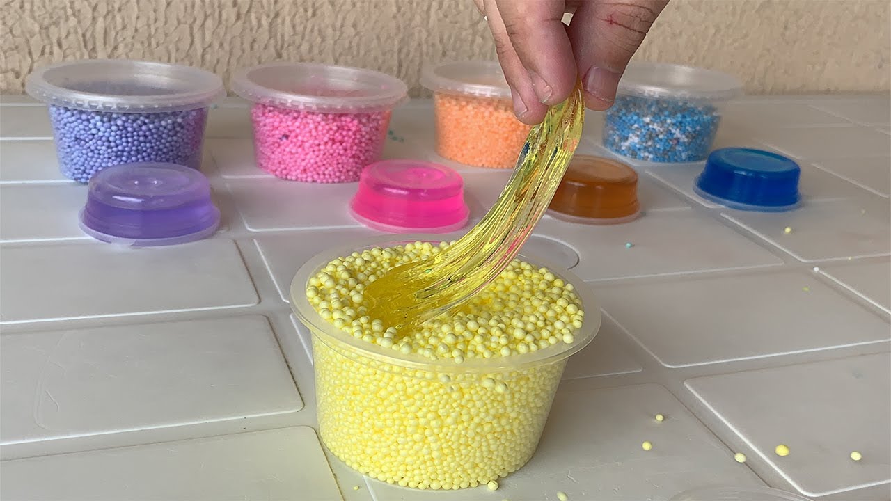 JOGANDO SLIMES TRANSPARENTES COLORIDOS DENTRO DE BOLINHAS DE ISOPOR COLORIDAS! (Mega satisfatório)