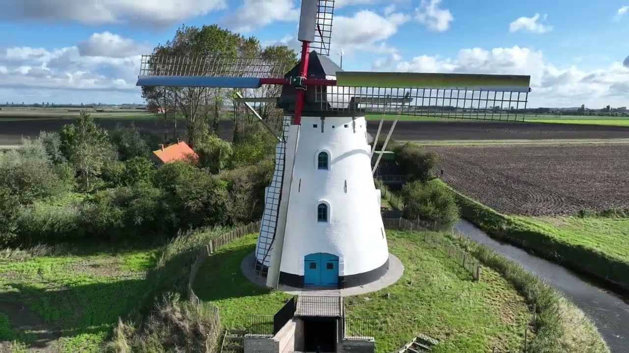 De Sint-Karelsmolen in De Moeren (Veurne)