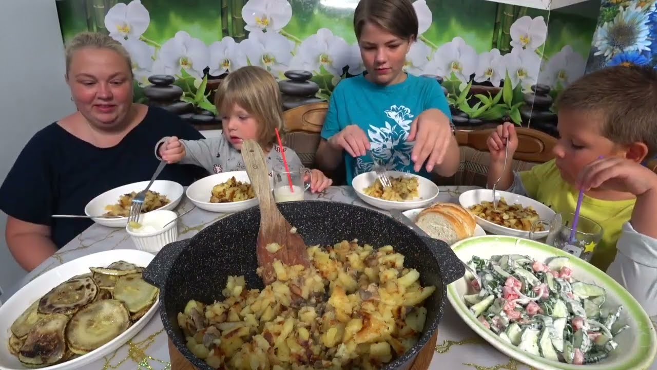 мукбанг жареная картошка с грибами и салат