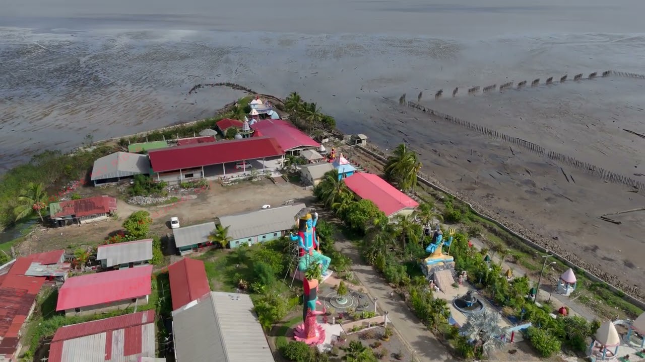 het bedevaartsoord aan de wilde kust van Paramaribo Suriname weg naar zee