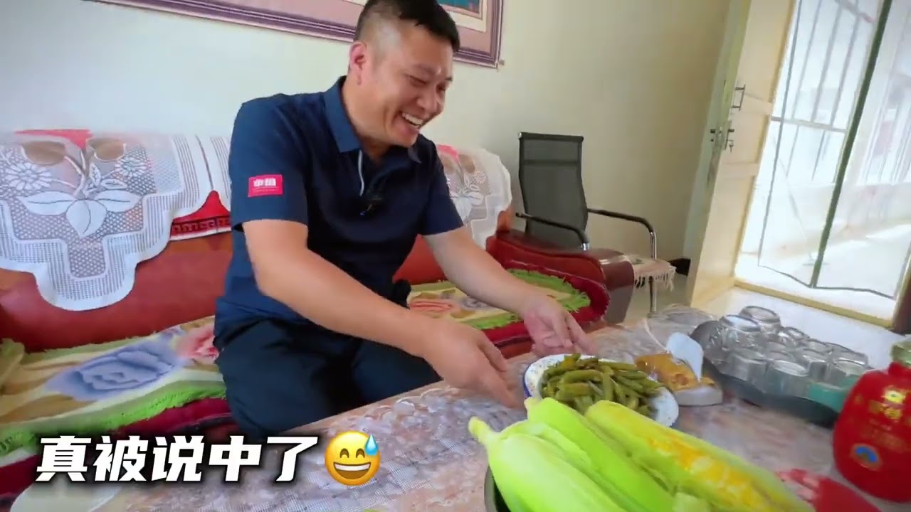 代人探亲，进门就啃玉米棒子，甘肃农村非常接地气