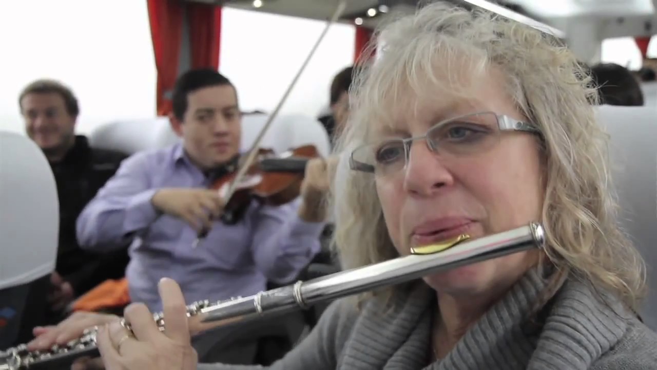 &Uuml;berraschungskonzert des Philharmonischen Orchesters von Montevideo in einem &ouml;ffentlichen Bus